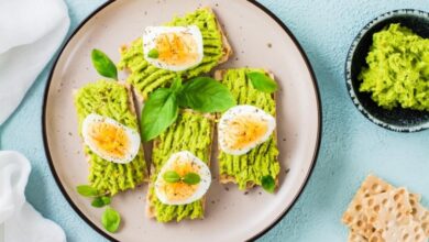 بروشيتا الخبز المقرمش بالأفوكادو والبيض المسلوق
