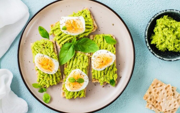 بروشيتا الخبز المقرمش بالأفوكادو والبيض المسلوق