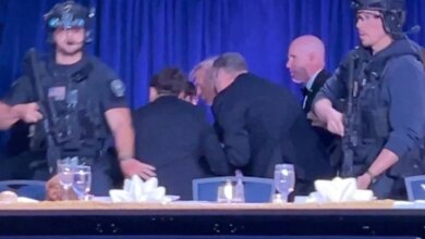 تحديثات حية: ترامب آمن بعد إطلاق النار على عشاء مراسلي البيت الأبيض؛ المشتبه به في الحجز