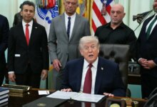 ترامب يوقع أمرا تنفيذيا لإجراء أبحاث على المخدرات، بما في ذلك الإيبوجين، لعلاج الصحة العقلية