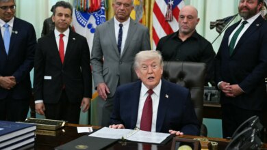 ترامب يوقع أمرا تنفيذيا لإجراء أبحاث على المخدرات، بما في ذلك الإيبوجين، لعلاج الصحة العقلية