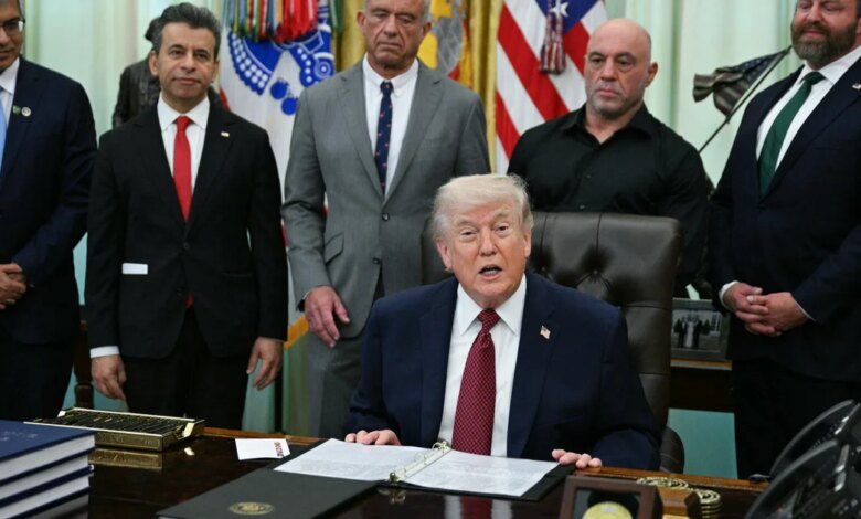 ترامب يوقع أمرا تنفيذيا لإجراء أبحاث على المخدرات، بما في ذلك الإيبوجين، لعلاج الصحة العقلية