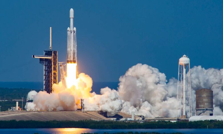 تطلق SpaceX صاروخ Falcon Heavy القوي لأول مرة منذ 18 شهرًا في 27 أبريل: شاهده على الهواء مباشرة