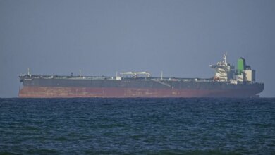 تقول القيادة المركزية الأمريكية إن مدمرات بحرية أمريكية عبرت مضيق هرمز