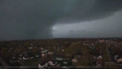 تم الإبلاغ عن إعصار في لينا ، إلينوي، غرب روكفورد يسبب أضرارًا جسيمة. يقول الشريف أن المدينة أغلقت