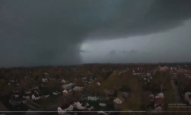 تم الإبلاغ عن إعصار في لينا ، إلينوي، غرب روكفورد يسبب أضرارًا جسيمة. يقول الشريف أن المدينة أغلقت