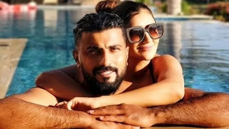 تناغم لافت وأناقة بسيطة.. مي عمر ومحمد سامي يخطفان القلوب