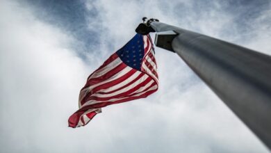 ثلاث ولايات تنكس أعلامها في عطلة نهاية هذا الأسبوع.. تعرف على السبب