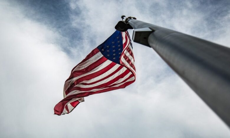 ثلاث ولايات تنكس أعلامها في عطلة نهاية هذا الأسبوع.. تعرف على السبب