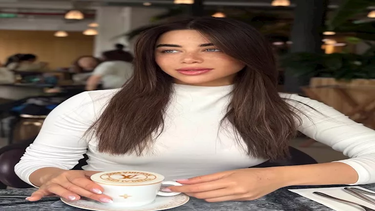 جمعت بين البساطة والأناقة.. يارا السكري بإطلالة أوف وايت لامعة