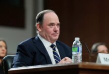 جون فيلان يخرج من منصب وزير البحرية في أحدث رحيل رفيع المستوى لإدارة ترامب