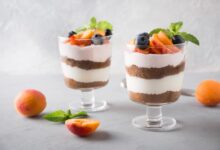 حلى الفواكة بالكريمة والبسكويت