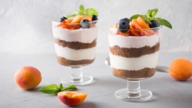 حلى الفواكة بالكريمة والبسكويت