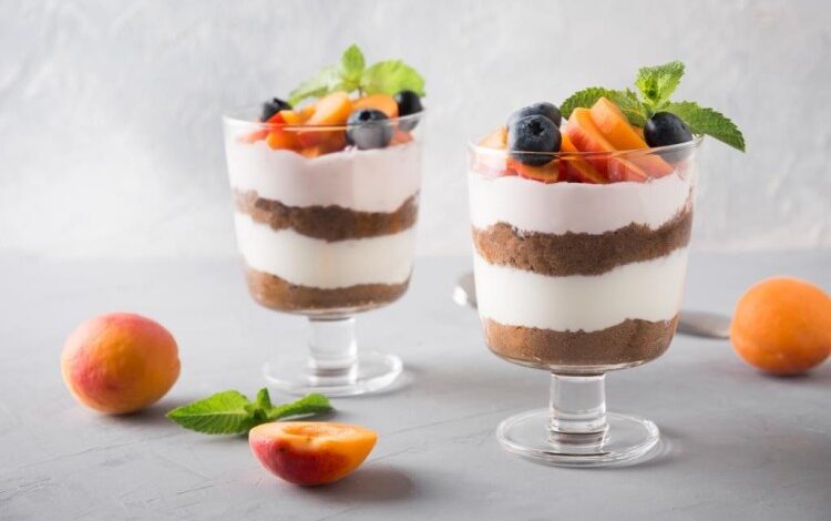 حلى الفواكة بالكريمة والبسكويت