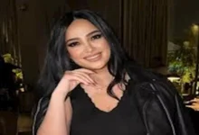 دعاء حكم تتألق بإطلالة أنيقة تجمع الأبيض والفرو الأسود