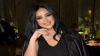 دعاء حكم تتألق بإطلالة أنيقة تجمع الأبيض والفرو الأسود