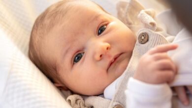 دليلك الوافي لمراقبة مولودك في أيامه الأولى وفهم طبيعة جسده