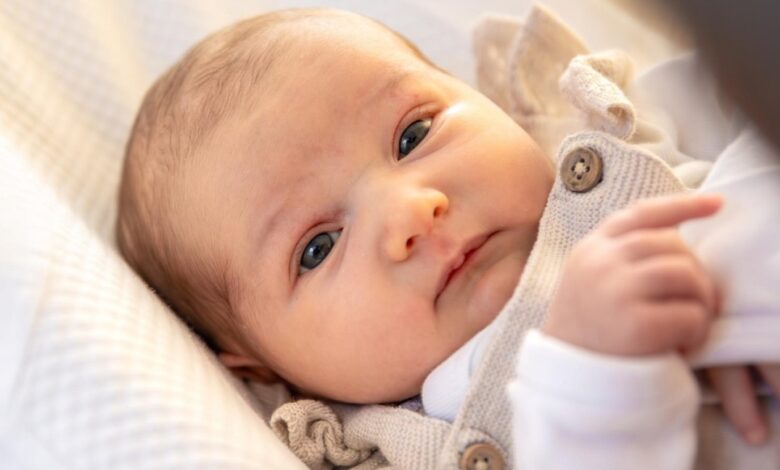 دليلك الوافي لمراقبة مولودك في أيامه الأولى وفهم طبيعة جسده