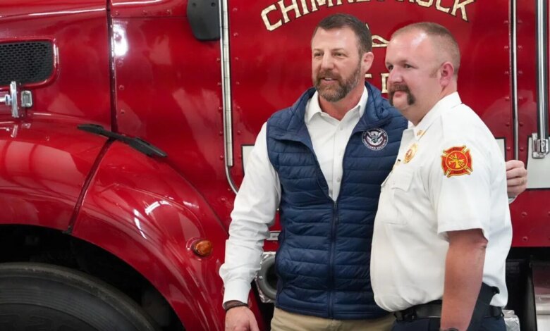 رئيس وزارة الأمن الوطني الجديد ماركواين مولين يزور البلدة التي دمرها إعصار هيلين، ويعد بإصلاحات للوكالة الفيدرالية لإدارة الطوارئ