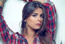 رانيا منصور تتألق بفستان أبيض أنيق بظهر مكشوف وإطلالة ناعمة