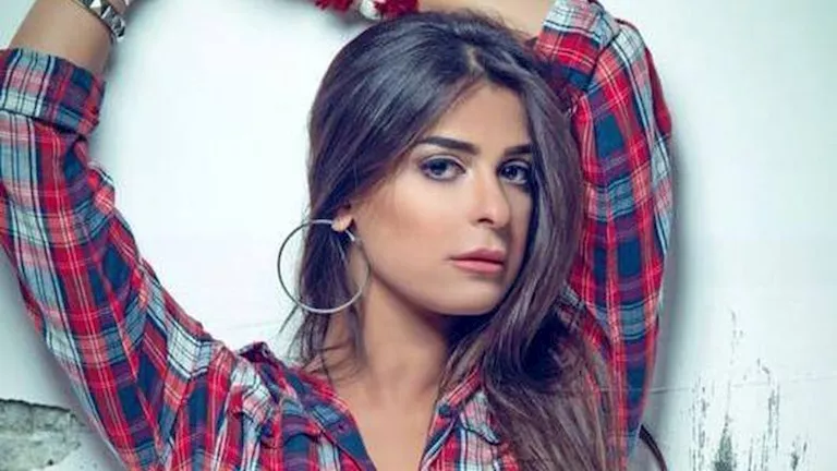 رانيا منصور تتألق بفستان أبيض أنيق بظهر مكشوف وإطلالة ناعمة