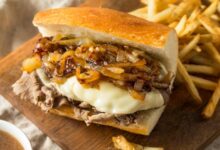 ساندويش اللحم بالجبن والبصل المكرمل