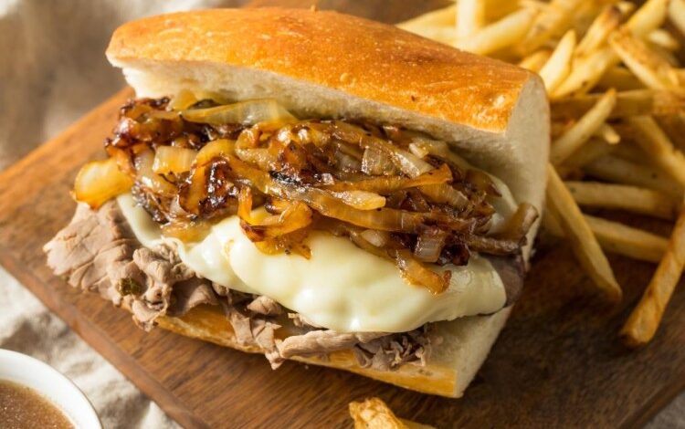 ساندويش اللحم بالجبن والبصل المكرمل