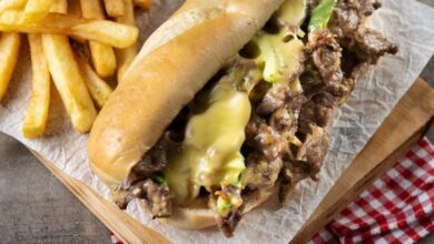 ساندويش اللحم بالشيدر والبصل المكرمل