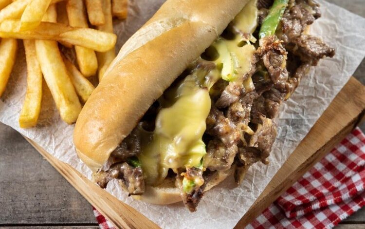 ساندويش اللحم بالشيدر والبصل المكرمل