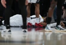 سقوط مرعب للاعب في الدور الأمريكي لكرة السلة (NBA).. فيديو