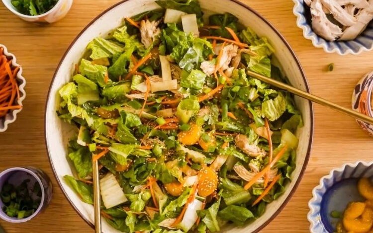 سلطة آسيوية بصلصة زبدة الفول السوداني