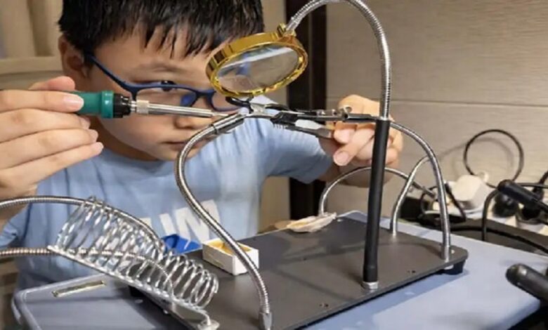 شغف الطيران يقود طفلا صينيا لتجربة تصميم محرك طائرة في المنزل
