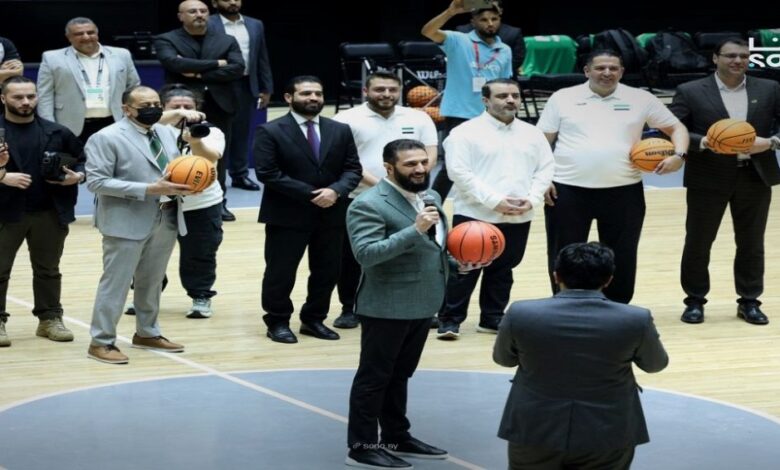 صالة الفيحاء تعود للحياة بمباراة ودية بين سوريا ولبنان.. والشرع يشارك بلعب كرة السلة