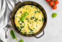 طريقة عمل بيض بالجبن والسبانخ في المقلاة - أطباق الخضار