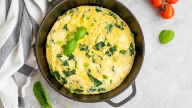 طريقة عمل بيض بالجبن والسبانخ في المقلاة - أطباق الخضار