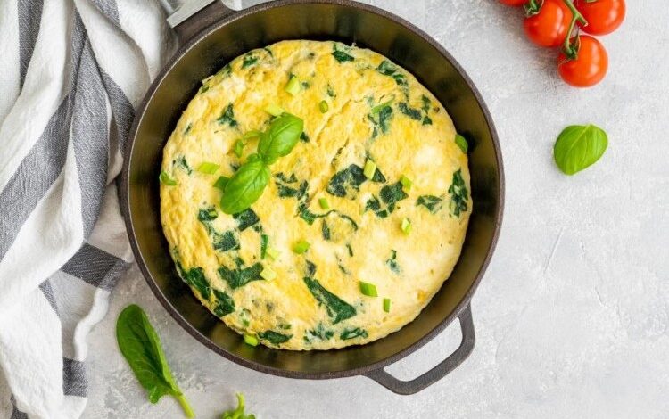 طريقة عمل بيض بالجبن والسبانخ في المقلاة - أطباق الخضار