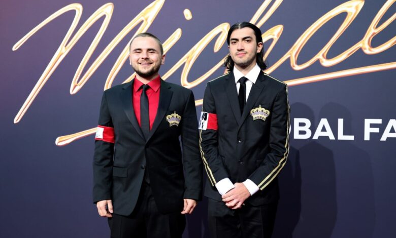 ظهور نادر لنجل مايكل جاكسون في العرض الخاص لفيلم السيرة الذاتية الخاص بوالده Michael