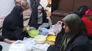 عائلات إيرانية تبادر بإعداد وجبات للجنود والأسر المتضررة من الحرب