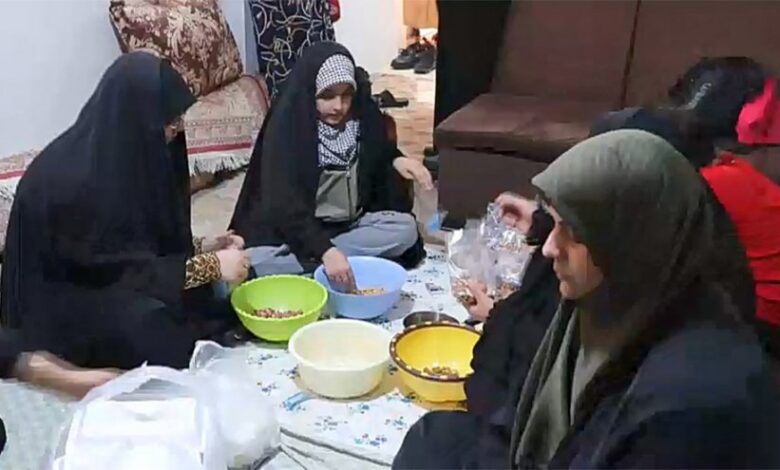 عائلات إيرانية تبادر بإعداد وجبات للجنود والأسر المتضررة من الحرب