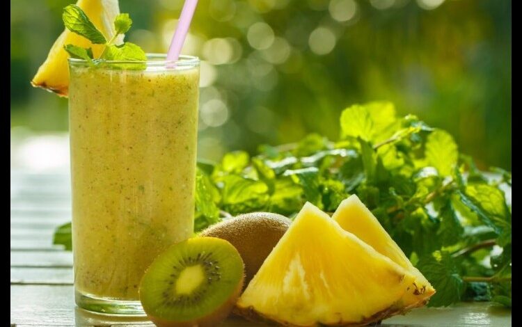عصير الكيوي والأناناس المنعش
