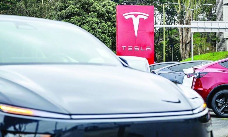 فائض 50 ألف سيارة يضغط على أداء «تيسلا»
