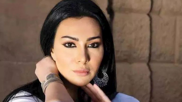 فستان الورود يسرق الأنظار.. هكذا اختارت ميريهان حسين إطلالتها