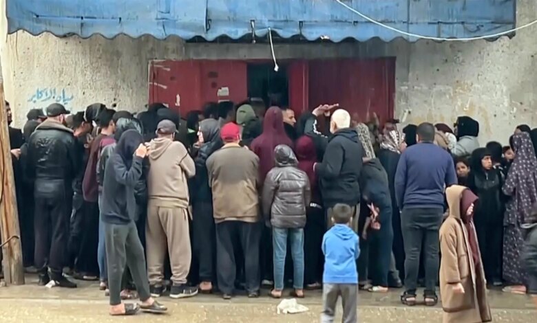 فلسطينيون يصطفون لساعات تحت الأمطار الغزيرة للحصول على الخبز | غزة