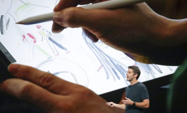 قامت شركة Apple بتعيين جون تيرنوس في منصب الرئيس التنفيذي بينما أصبح تيم كوك رئيسًا