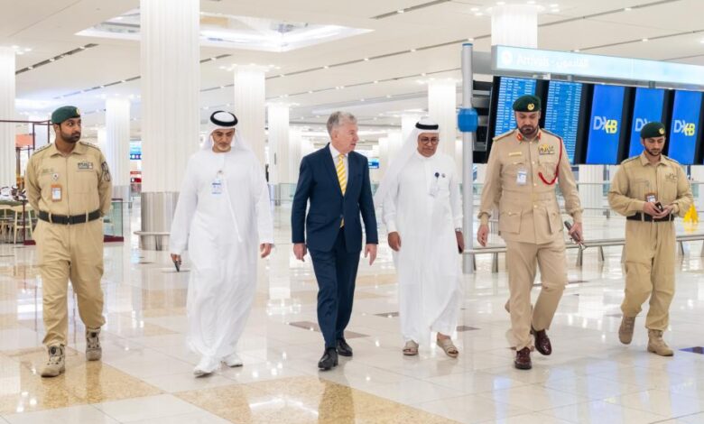 قيادات مطارات دبي تتفقد سير العمليات في مبنى 3