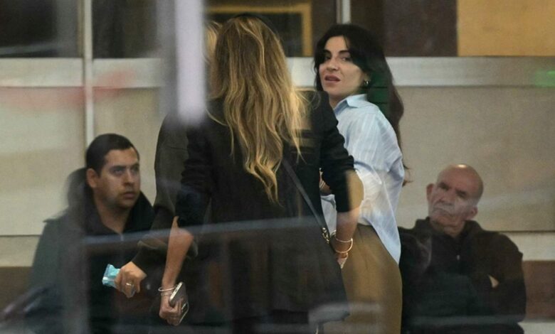 كان التلاعب مروعًا... ابنة مارادونا تنفجر غضبًا أمام القضاء وتبكي: تركوا ابني من دون جد