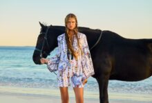 لا تسافري من دونهما.. الحرير والكتان سر إطلالاتك الأنيقة في الرحلات لأي وجهة