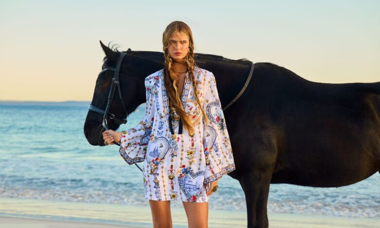 لا تسافري من دونهما.. الحرير والكتان سر إطلالاتك الأنيقة في الرحلات لأي وجهة