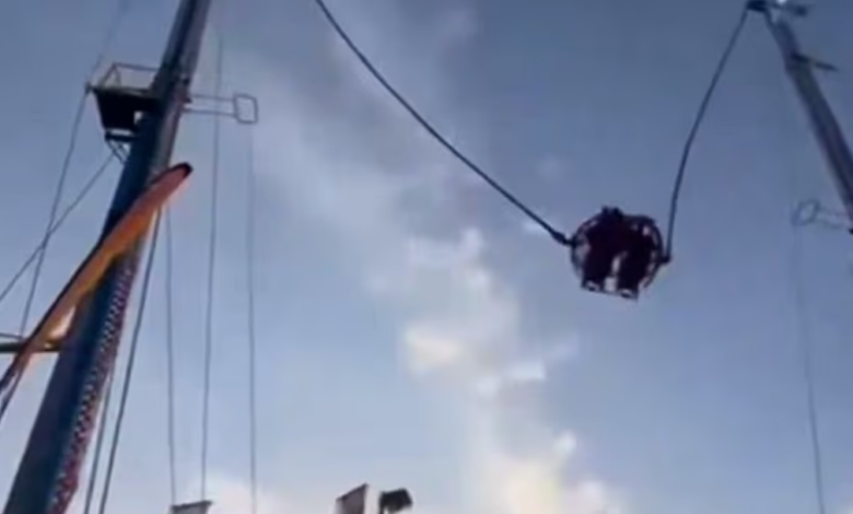 لقطات تحبس الأنفاس.. سقوط مروع لركاب "المقلاع" بملاهي إشبيلية بعد انقطاع مفاجئ لكابل اللعبة (فيديو)