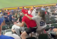 لقطات صادمة من المدرجات الأمريكية توثق معركة جماهيرية عنيفة خلال مباراة "يانكيز" و"رينجرز"(فيديوهات)